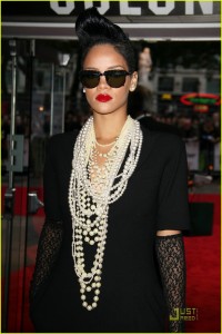 rihanna-inglourious-basterds-11 (1)