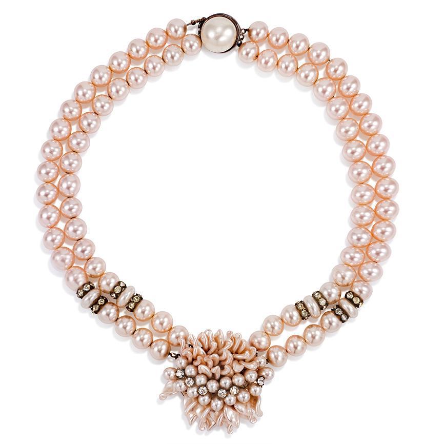 pearl choker with oversized clas