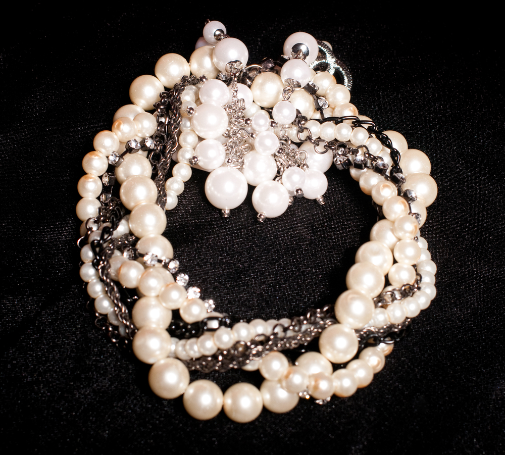 pearl choker with several strands