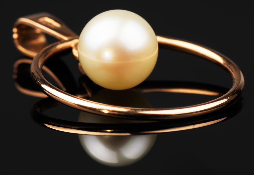 single pearl pendant