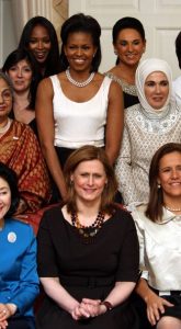 michelle obama wearing pearls 