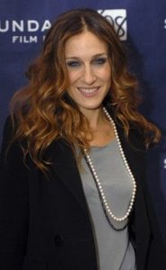 sarah jessica parker wearing pearls 