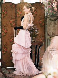 sarah jessica parker wearing pearls 