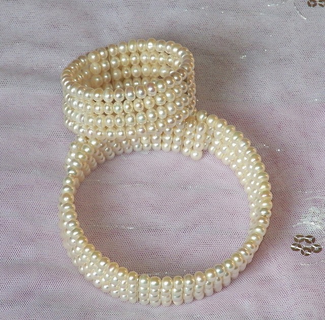 coordinate a pearl bracelet